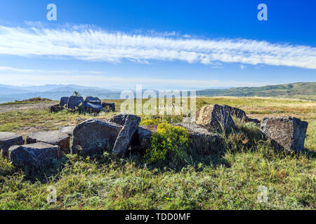 Prato sulla diga, cielo blu e nuvole bianche Foto Stock