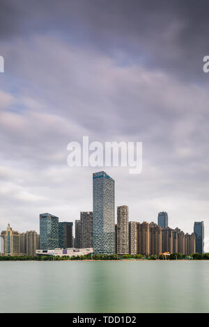 Architettura attorno il lago dei cigni, Hefei Città, provincia di Anhui. Foto Stock