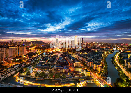 Questo è probabilmente il più comodo sedile a Wuxi per vedere il centro della città. Approfitta della buona giornata. Diamo l'ultimo. Foto Stock