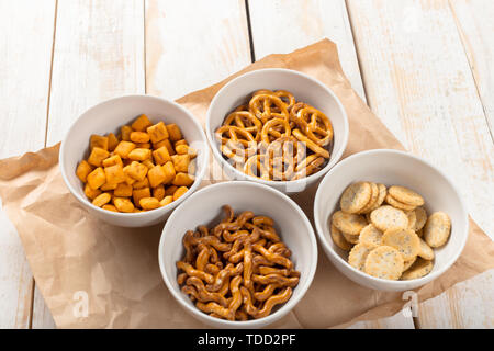 Salatini in ciotole sul tavolo di legno dal di sopra Foto Stock
