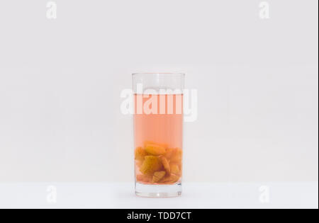 Una tazza di biancospino bollito di ghiaccio zucchero acqua sul tavolo. Foto Stock