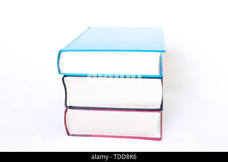 Pila di uno spessore di libri con copertina rigida isolati su sfondo bianco. Foto Stock