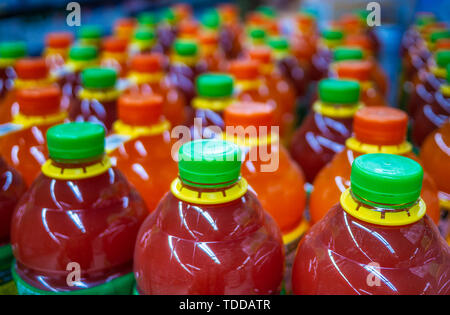 Bere succo di frutta sugli scaffali del supermercato Foto Stock