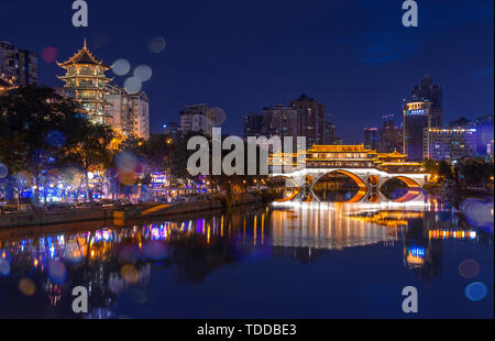 Vista notturna di Chengdu nove occhio ponte ponte di coperta Foto Stock