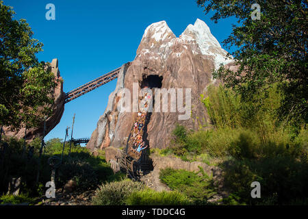 Orlando, Florida. Aprile 29, 2019 persone godendo Expedition Everest rollercoaster al regno animale Foto Stock