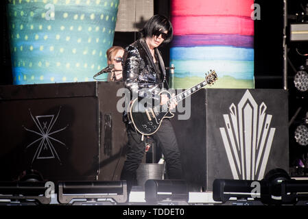 Firenze, Italia. Xiii Giugno, 2019. James Iha, chitarrista della American rock band Smashing Pumpkins, esecuzione dal vivo sul palco a Firenze rocce festival 2019 a Firenze, Italia, apertura di credito Strumento: Alessandro Bosio/Pacific Press/Alamy Live News Foto Stock