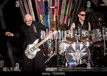 Firenze, Italia. Xiii Giugno, 2019. Billy Corgan e Jimmy Chamberlin americano di rock band Smashing Pumpkins, esecuzione dal vivo sul palco a Firenze rocce festival 2019 a Firenze, Italia, apertura di credito Strumento: Alessandro Bosio/Pacific Press/Alamy Live News Foto Stock