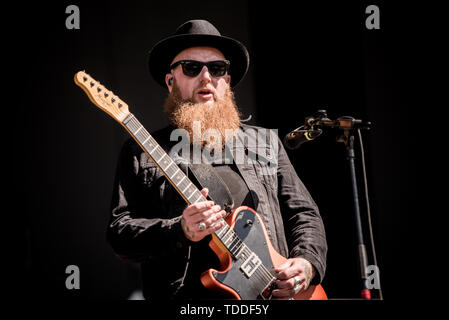 Firenze, Italia. Xiii Giugno, 2019. Michael Fry, chitarrista del British rock band Skindred, esecuzione dal vivo sul palco a Firenze rocce festival 2019 a Firenze, Italia, apertura per gli Smashing Pumpkins e strumento Credito: Alessandro Bosio/Pacific Press/Alamy Live News Foto Stock