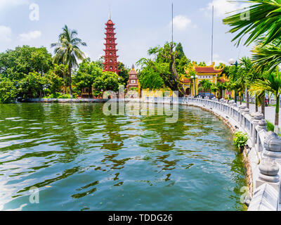 Vista panoramica di Tran Quoc Pagoda, il più antico tempio ad Hanoi, Vietnam Foto Stock