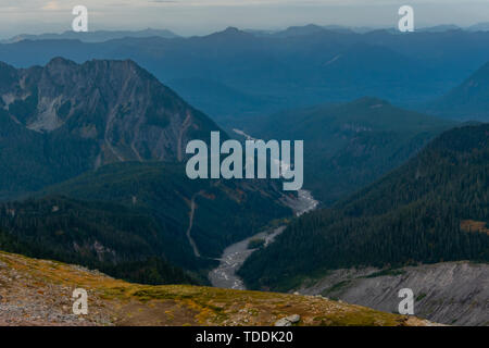 Fiume Nisqually e sulle montagne circostanti in Mt. Rainier Foto Stock