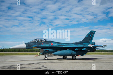 Un Japan Air Forze di autodifesa F-2 aereo taxi in pista durante la bandiera rossa-Alaska 19-2 a Eielson Air Force Base in Alaska, 11 giugno 2019. RF-Un è un annuale U.S. Pacific Air Forces field training esercizio per gli Stati Uniti e le forze internazionali per migliorare la lotta contro la disponibilità di gruppi di partecipanti. (U.S. Air Force foto di Senior Airman Kristen Heller) Foto Stock