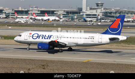 ISTANBUL, Turchia - 17 Marzo 2019: Onur Air Airbus A320-233 (CN 916) decolla dall'aeroporto Istanbul Ataturk. Onur Air ha 25 dimensioni della flotta e 38 destin Foto Stock