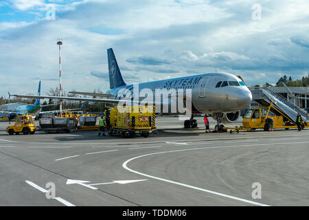 La Russia, Mosca, 03.05.2019: i lavoratori presso l'Aeroporto Internazionale di Sheremetyevo preparare Aeroflot aerei per il trasporto di passeggeri in partenza, il processo di manutenzione ho Foto Stock