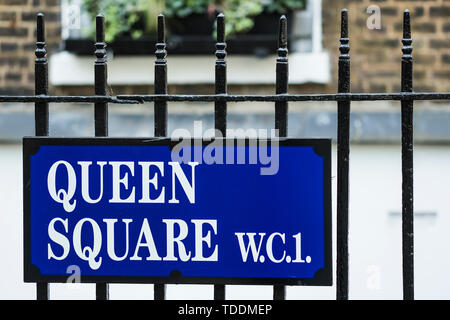 Queen Square strada segno, Bloomsbury, London, England, Regno Unito Foto Stock