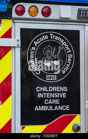 Bambini acuta del servizio di trasporto in ambulanza al di fuori del Great Ormond Street Hospital, Bloomsbury, London, England, Regno Unito Foto Stock