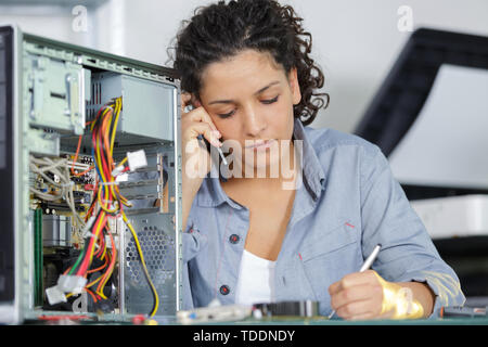 Frustrati donna avendo problemi con il suo pc Foto Stock