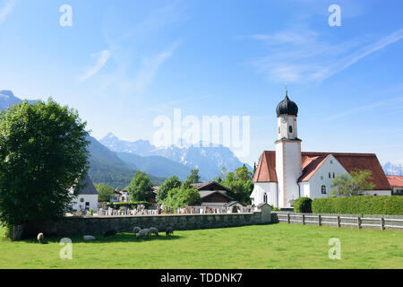 Wallgau: chiesa Sankt Jakob, Wettersteingebirge (montagne del Wetterstein) in Alta Baviera, Garmisch-Partenkirchen, Alta Baviera, Baviera, Baviera, Germania Foto Stock