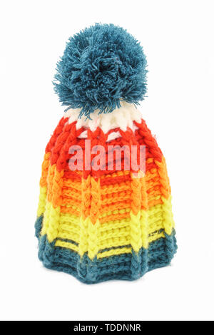 Inverno colorato berretto lavorato a maglia su uno sfondo bianco. Manifatture. In inverno il concetto di moda per gli uomini e le donne e i bambini. Foto Stock