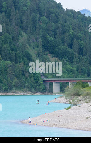 Lenggries: serbatoio Sylvensteinspeicher (diga Sylvenstein) del fiume Isar, bagnante in Alta Baviera, Garmisch-Partenkirchen, Alta Baviera, Baviera, Baviera Foto Stock