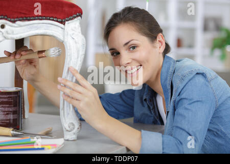 Verniciatura di una sedia Foto Stock