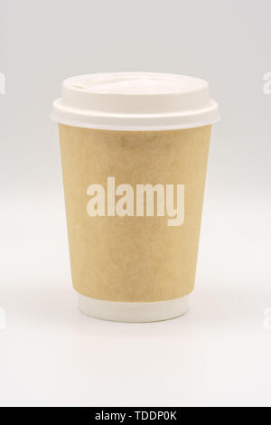 Carta bianca tazza di caffè con un tappo di plastica. Bicchiere di carta formato per la pubblicità. Luogo vuoto per il posizionamento dei Logo Foto Stock
