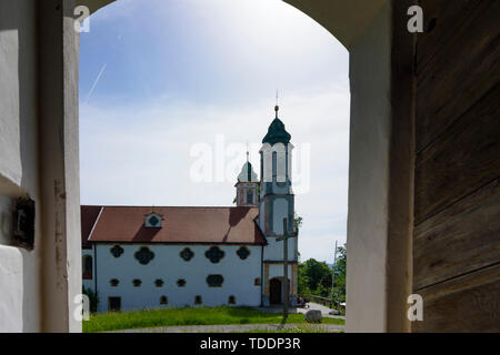 Bad Tölz: Kalvarienberg (Calvario): Heilig-Kreuz-Kirche (Chiesa di Santa Croce), vista dalla cappella Leonhardikapelle in Alta Baviera, Tölzer Land, Bavari superiore Foto Stock