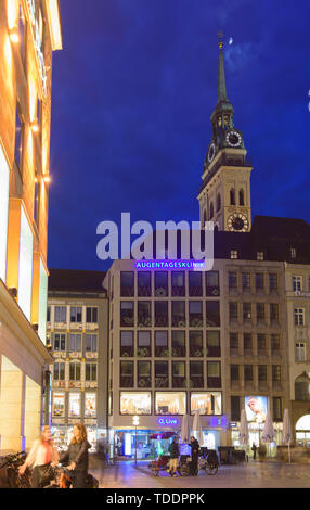 München Monaco di Baviera: piazza Marienplatz, chiesa di San Pietro in Alta Baviera, München, Alta Baviera, Baviera, Baviera, Germania Foto Stock