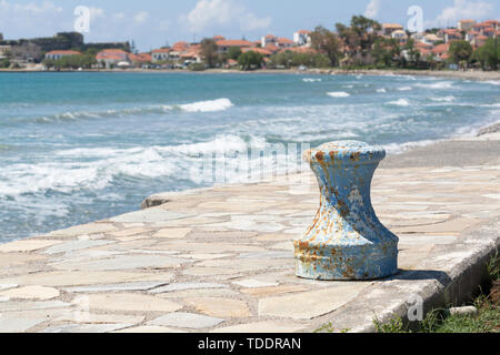 Vista panoramica sulla città antica Methoni il Peloponneso, Grecia con il vecchio forte e storico castello, destinazione turistica Foto Stock