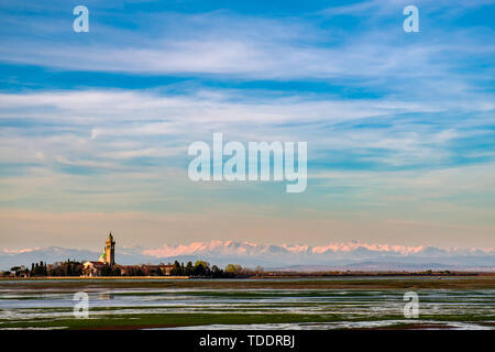 L'antico Santuario di Barbana con montagne innevate sullo sfondo Foto Stock