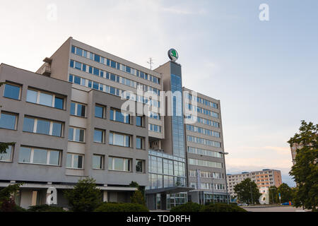 MLADA BOLESLAV, Repubblica Ceca - 15 giugno 2019: Skoda auto costruttore automobilistico Capo Ufficio. Skoda Logo su l'edificio del Pentagono. Un esempio illustrativo e Foto Stock