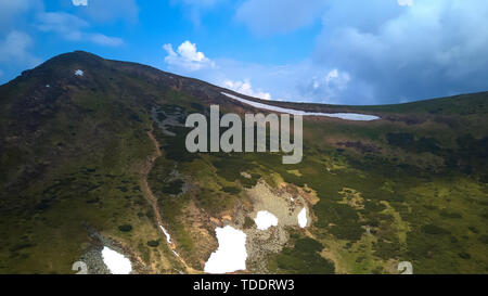 Montagna cresta con affioramenti rocciosi. Vista panoramica dalla cima della cresta sullo sfondo della valle. Carpazi Foto Stock