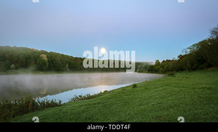 Bellissimo paesaggio notturno, alberi in acqua e tramonto sul fiume Volga in Russia Foto Stock