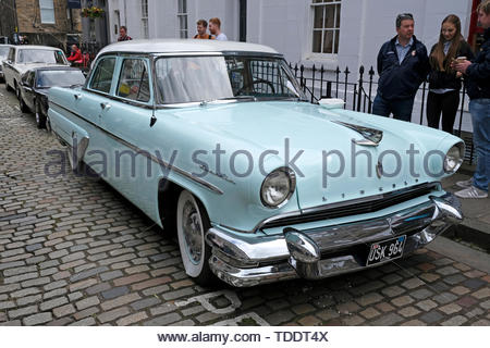 Classic Lincoln Capri Berlina 4 porte dal 1955 in mostra presso il West End veicolo classico caso di Edimburgo, Scozia Foto Stock