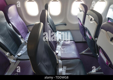 Aeroplano sedi nella cabina economy class e le finestre del velivolo. Una vista della finestra ad oblò a bordo di un airbus per il vostro concetto di viaggio o pas Foto Stock