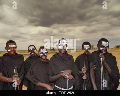 Arusha, Tanzania - Agosto 2012. Unidentified Giovani Guerrieri Maasai, masai sono le più conosciute di tutti i gruppi etnici africani. Foto Stock