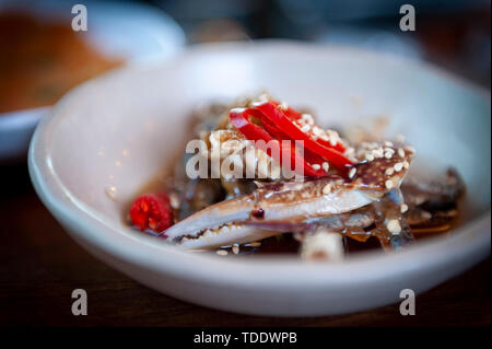 Il granchio marinato e rabboccato con fresco affettato peperoncino, un piatto di lato al corso principale del coreano cucina tradizionale in Corea Foto Stock