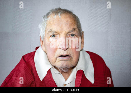 Ritratto di triste uomo anziano Foto Stock