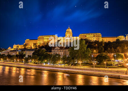 Vista del Castello di Budapest dalla catena ponte sul fiume Danubio, Ungheria, di notte Foto Stock
