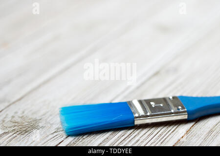Blue spazzola di vernice sul grigio Sfondo di legno Foto Stock