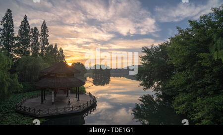 Bellissima alba vista del Fiume Qiantang ponte in Hangzhou Foto Stock