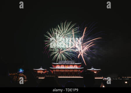 Fuochi d'artificio blooming cinese sopra gli antichi edifici Foto Stock