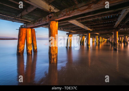 Il molo di legno in Sopot visto da sotto di una mattina d'estate. Polonia Foto Stock