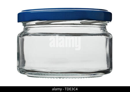Il vuoto di un barattolo di vetro chiuso da un coperchio metallico su uno sfondo bianco. Il file contiene il percorso di clipping Foto Stock