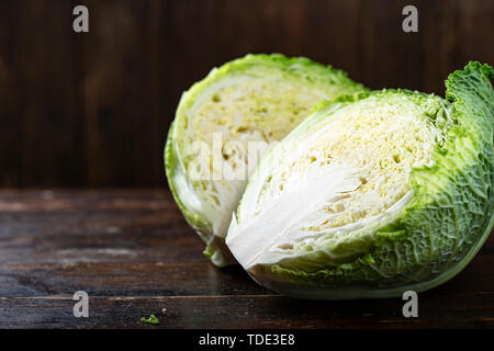 Cavolo verza sul tavolo. Cibo sano Foto Stock