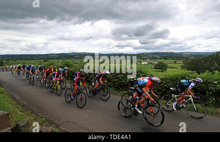 Il Peloton passa attraverso Betlemme durante la fase sei dell'OVO energia donna Tour. Foto Stock