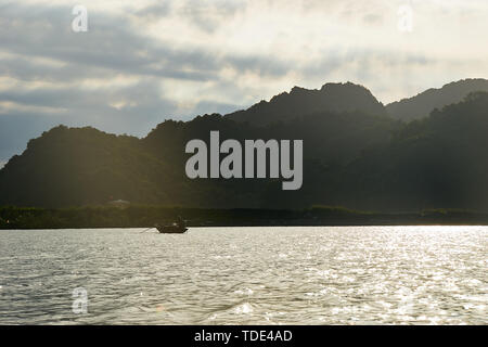 La Baia di Ha Long, Vietnam - Giugno 10, 2019: Fisher Barca nella Baia di Ha Long,Vietnam. Attrazioni turistiche molto popolare nel nord del Vietnam Foto Stock