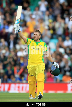 Australia Aaron Finch celebra il raggiungimento del suo secolo durante la ICC Cricket World Cup group stage corrispondono al ovale, Londra. Foto Stock