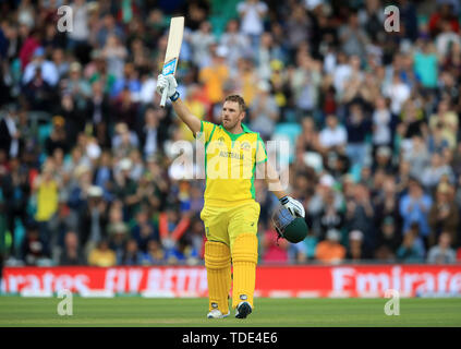 Australia Aaron Finch celebra il raggiungimento del suo secolo durante la ICC Cricket World Cup group stage corrispondono al ovale, Londra. Foto Stock