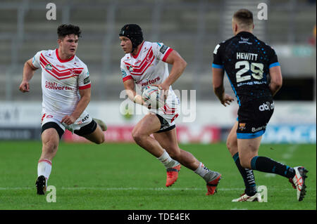 14h Giugno 2019 , totalmente Wicked Stadium, St Helens, Inghilterra; Betfred Super League, rotonda 18, St Helens vs Huddersfield giganti, Jonny Lomax di St Helens evade un affrontare da Sam Hewitt (29) di Huddersfield Giants Credito: Richard Long/news immagini Foto Stock