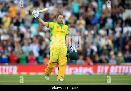 Australia Aaron Finch celebra il raggiungimento del suo secolo durante la ICC Cricket World Cup group stage corrispondono al ovale, Londra. Foto Stock